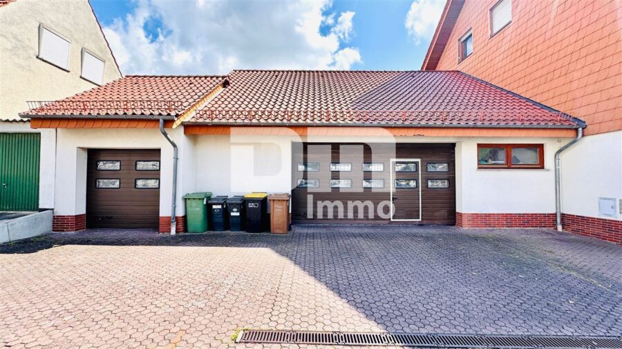 Zwei- bis Dreifamilienhaus + Großes Nebengebäude / Halle in gesuchter Lage - Frontansicht Nebengebäude